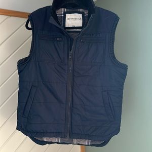 Like new women’s navy best! Super cute flannel plaid inside. Multiple pockets.